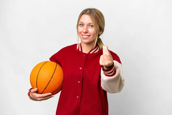 若いですブロンド女性遊びバスケットボール上の隔離された背景作りお金ジェスチャー — ストック写真