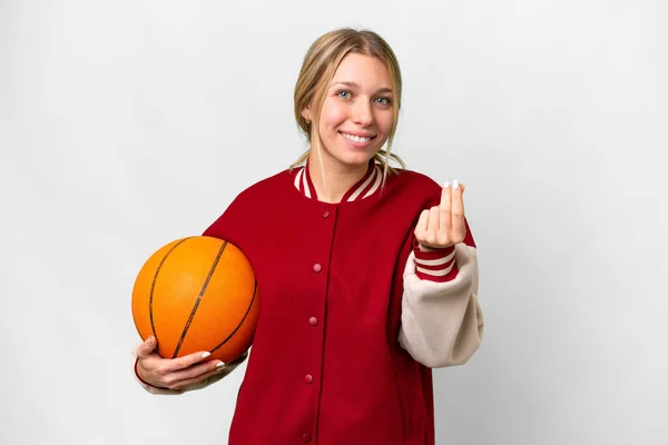 Młoda Blondynka Gra Koszykówkę Odosobnionym Tle Zarabiając Pieniądze Gest — Zdjęcie stockowe