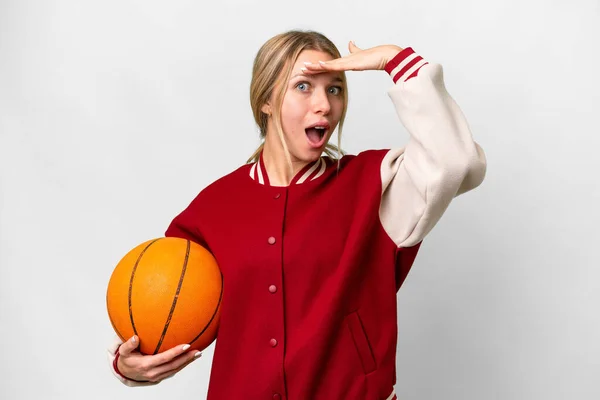 Mladá Blondýna Žena Hraje Basketbal Přes Izolované Pozadí Dělá Překvapení — Stock fotografie