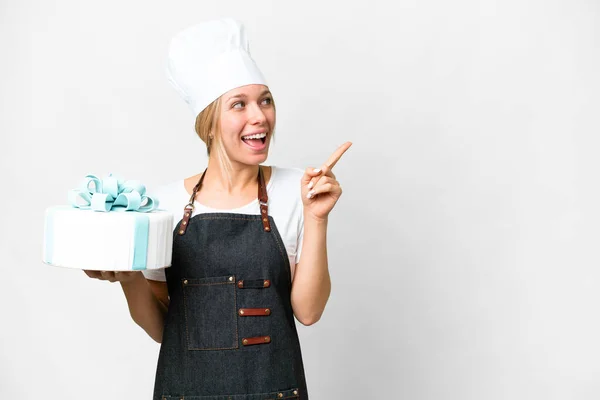 Jeune Femme Blonde Pâtissière Avec Gros Gâteau Sur Fond Blanc — Photo