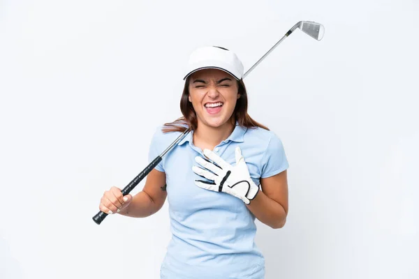 年轻的高加索女人在打高尔夫球时被白色背景隔离 面带微笑 — 图库照片