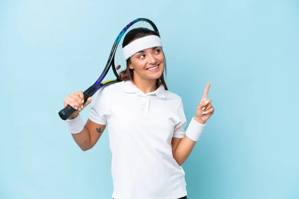 Молода Тенісистка Ізольована Синьому Фоні Вказує Чудову Ідею — стокове фото