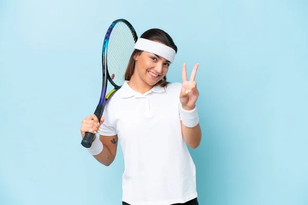 Joven Jugadora Tenis Aislada Sobre Fondo Azul Sonriendo Mostrando Signo —  Fotos de Stock