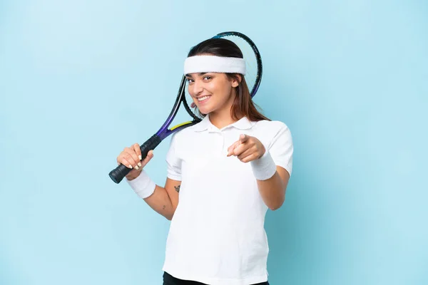 Молода Тенісистка Ізольована Синьому Фоні Вказуючи Спереду Щасливим Виразом — стокове фото