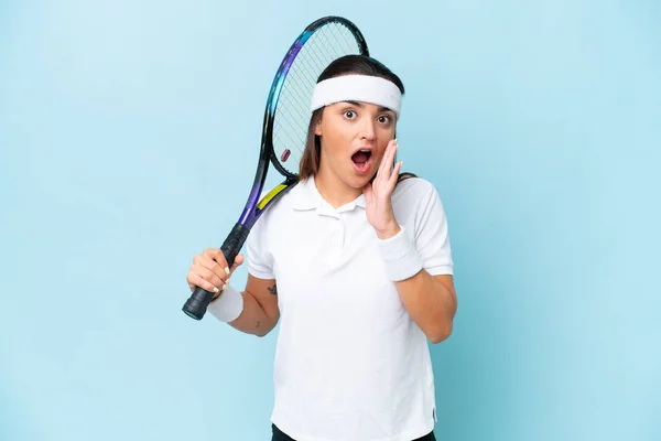 Jovem Tenista Mulher Isolada Fundo Azul Com Surpresa Expressão Facial — Fotografia de Stock