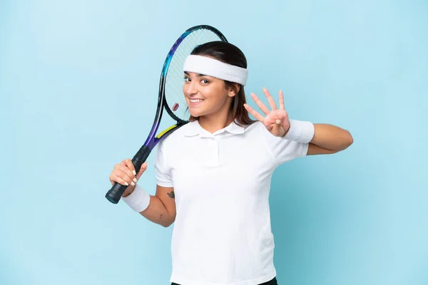 Молода Тенісистка Ізольована Синьому Фоні Щаслива Рахує Чотири Пальцями — стокове фото