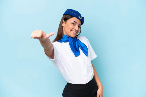 Stewardessa Samolot Kaukaska Kobieta Odizolowany Niebieskim Tle Dając Kciuki Górę — Zdjęcie stockowe