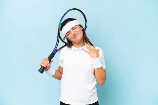 Joven Jugadora Tenis Aislada Sobre Fondo Azul Sufriendo Dolor Hombro — Foto de Stock