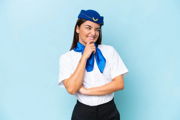 Αεροπλάνο Αεροσυνοδός Καυκάσιος Γυναίκα Απομονωμένη Μπλε Φόντο Κοιτάζοντας Προς Πλάγια — Φωτογραφία Αρχείου