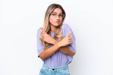 Genç Uruguaylı kadın beyaz arka planda izole edilmiş.