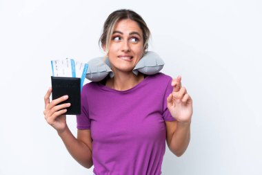 Şişme Seyahat Yastığı 'na sahip genç ve güzel Uruguaylı kadın beyaz arka planda izole edilmiş ve şans diliyor.