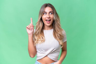 Genç Uruguaylı kadın izole edilmiş arka planda bir fikir düşünüyor.