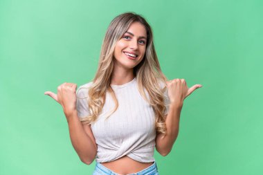 Genç Uruguaylı kadın, izole edilmiş bir geçmişi var. Baş parmakları havada ve gülümsüyor.