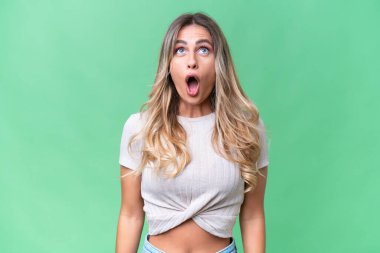 Genç Uruguaylı kadın izole bir şekilde yukarı bakıyor ve şaşırmış bir ifadeyle