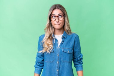 Genç Uruguaylı kadın izole edilmiş geçmişine bakarken şüpheleri var.