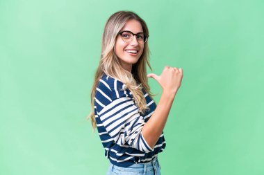 Genç Uruguaylı kadın kendini beğenmiş ve gururlu.