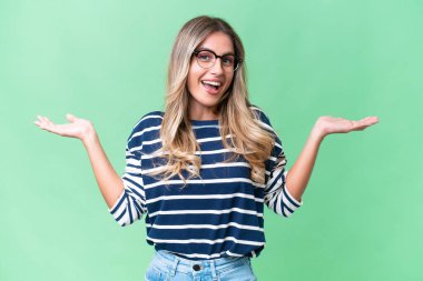 Genç Uruguaylı kadın şok olmuş bir yüz ifadesi ile izole edilmiş.