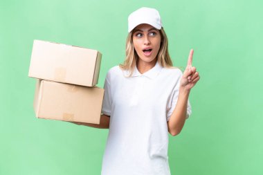 Uruguaylı kadın izole edilmiş arka plan üzerinde bir fikir düşünüyor.