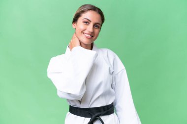 Genç Uruguaylı kadın izole edilmiş arka planda karate yapıyor.
