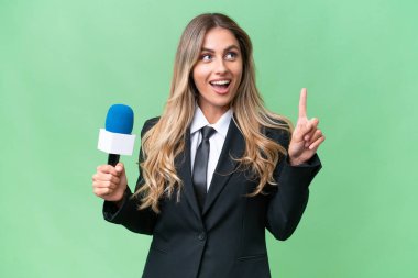 Genç, güzel Uruguaylı televizyon sunucusu izole edilmiş arka plan üzerinde bir fikir düşünüyor.