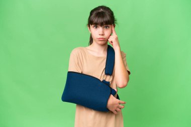 Kırık kollu beyaz bir kız ve izole edilmiş bir arka planda askı takıyor.