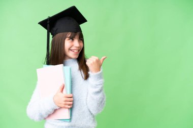 İzole edilmiş bir geçmişi olan küçük beyaz kız bir ürünü sunmak için kenarı işaret ediyor.