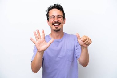 Bıyıklı genç adam beyaz arka planda izole edilmiş. Parmakları olan altı kişi saydım.