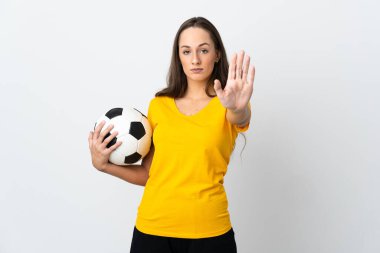 Genç futbolcu kadın izole edilmiş beyaz arka planda durma hareketi yapıyor