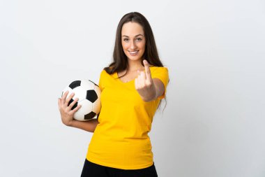 Genç futbolcu, beyaz arka planda bir kadın geliyor.