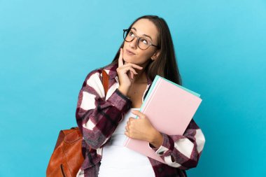 Tecrit edilmiş genç bir kadın öğrenci. Bakarken bir fikir düşünüyor.