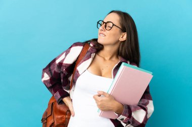 Tecrit edilmiş bir geçmişi olan genç bir bayan, çabaladığı için sırt ağrısı çekiyor.