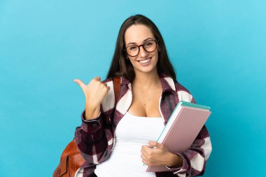 Tecrit edilmiş genç bayan öğrenci bir ürünü sunmak için kenarı işaret ediyor.