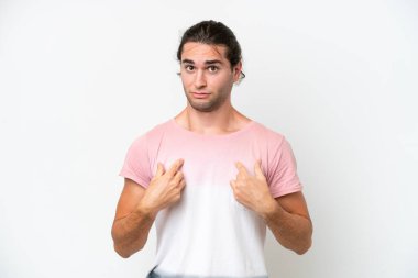 Beyaz arka planda izole edilmiş beyaz yakışıklı bir adam kendini işaret ediyor.