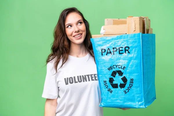 Młoda Kaukaska Kobieta Trzyma Torbę Pełną Papieru Recyklingu Odizolowanym Tle — Zdjęcie stockowe