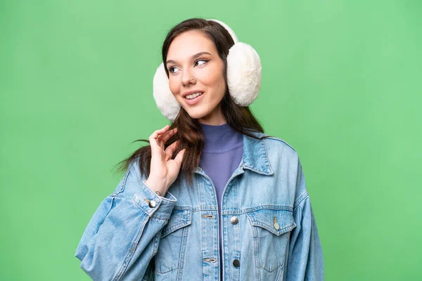 Jovem Caucasiano Mulher Vestindo Inverno Muffs Sobre Isolado Fundo Pensando — Fotografia de Stock
