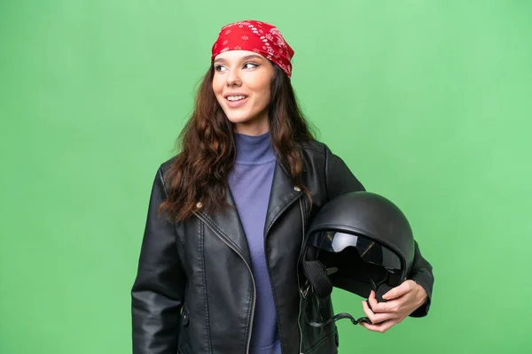 若いですCaucasian女性とともにオートバイヘルメット上の隔離された背景考え方上のアイデアを見上げます — ストック写真