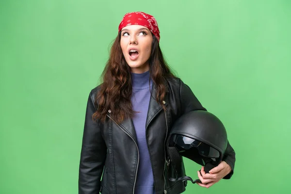 若いですCaucasian女性とともにオートバイヘルメット上の隔離された背景検索アップととともに驚きの表情 — ストック写真