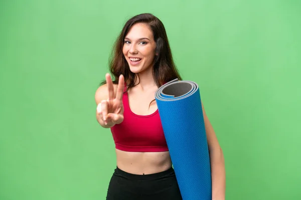 Giovane Donna Sportiva Che Lezioni Yoga Tenendo Tappeto Sfondo Isolato — Foto Stock
