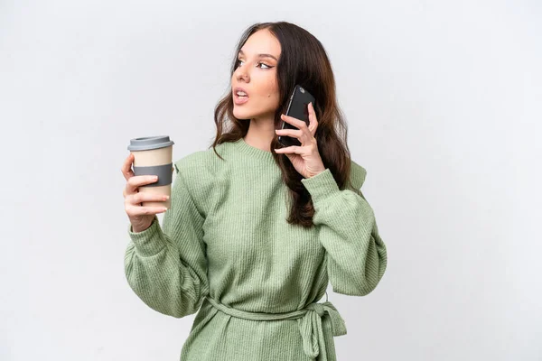 Mladá Kavkazská Žena Izolované Bílém Pozadí Držení Kávy Odnést Mobilní — Stock fotografie