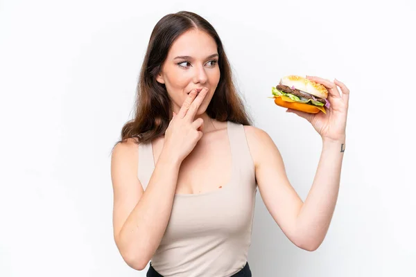 Junge Kaukasische Frau Hält Einen Burger Isoliert Auf Weißem Hintergrund — Stockfoto