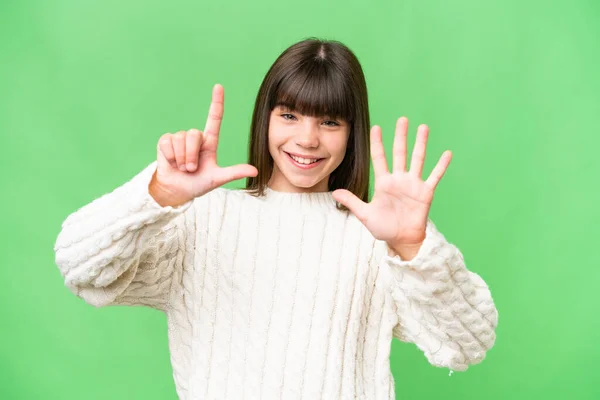 코카서스 소녀는 손가락으로 일곱을세고 — 스톡 사진