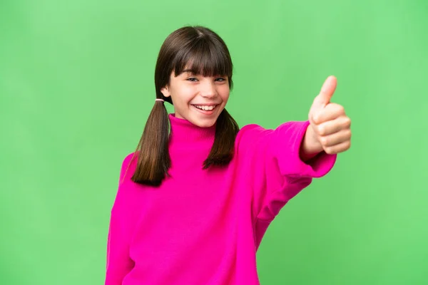 一个有着孤立背景的高加索小女孩举起大拇指做了个手势 — 图库照片