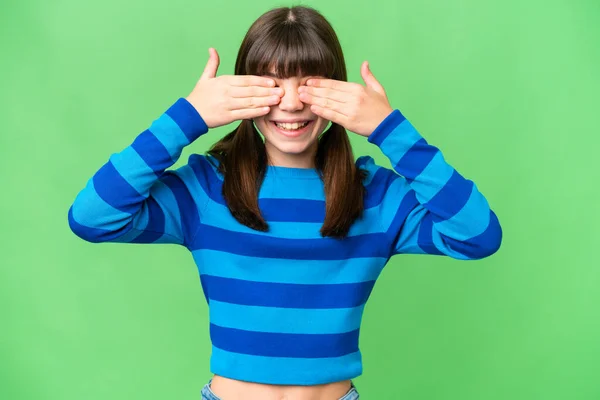Menina Caucasiana Sobre Fundo Isolado Cobrindo Olhos Por Mãos Sorrindo — Fotografia de Stock