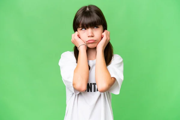 Malá Dobrovolnice Dívka Přes Izolované Pozadí Frustrovaný Zakrývání Uší — Stock fotografie
