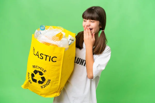 Niña Caucásica Sosteniendo Una Bolsa Llena Botellas Plástico Para Reciclar —  Fotos de Stock