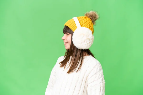 Menina Caucasiana Vestindo Regalos Inverno Sobre Fundo Isolado Olhando Lado — Fotografia de Stock