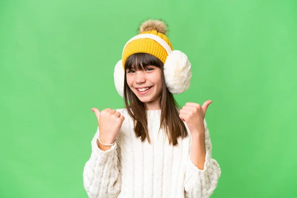 Mała Kaukaska Dziewczyna Noszenie Zimowe Kaftan Odosobnionym Tle Kciuki Górę — Zdjęcie stockowe