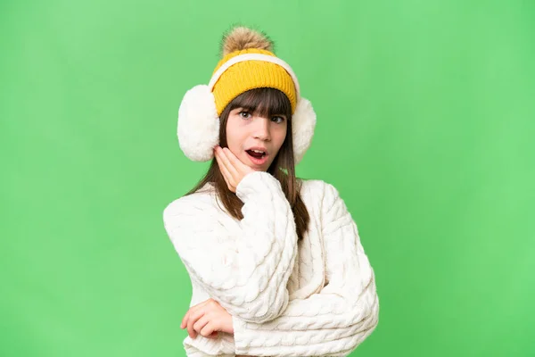 Menina Caucasiana Vestindo Regalos Inverno Sobre Fundo Isolado Surpreendido Chocado — Fotografia de Stock