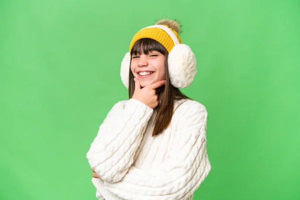 Mały Kaukaski Dziewczyna Noszenie Zimowe Mufy Odosobnione Tło Uśmiechając — Zdjęcie stockowe