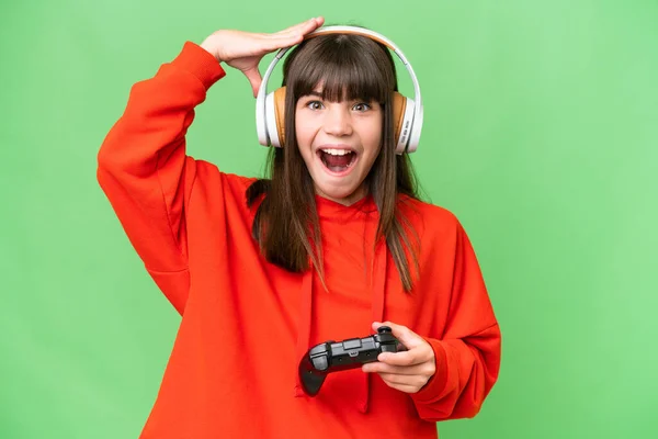 Pequeña Chica Caucásica Jugando Con Controlador Videojuegos Sobre Fondo Aislado —  Fotos de Stock